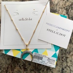 Diedre double horn pendant